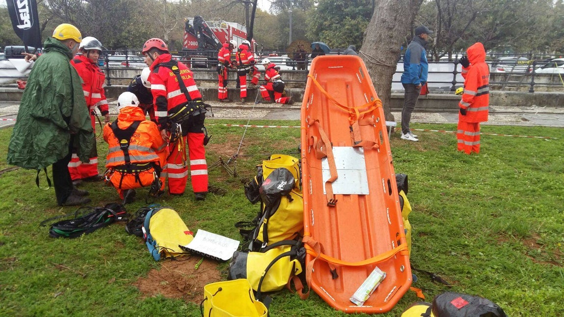 Así trabajan los Bomberos de Sevilla en un rescate