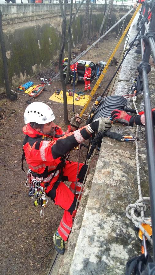 Así trabajan los Bomberos de Sevilla en un rescate