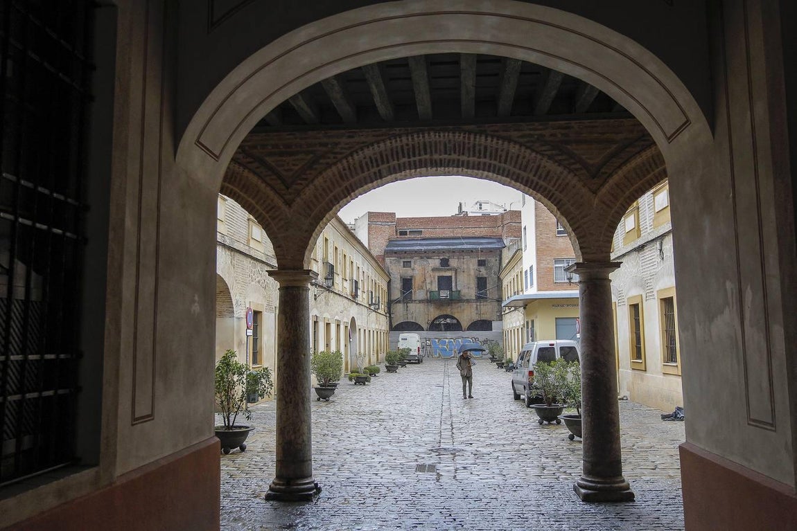 Fachada trasera de la Casa de la moneda, que al estar bloqueada con chapa metálica impide la conexión de las calles Santander y Habana