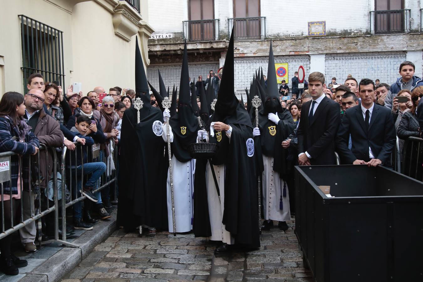 En fotos, la hermandad de Jesús Despojado desborda el Molviedro en la Semana Santa de Sevilla 2018