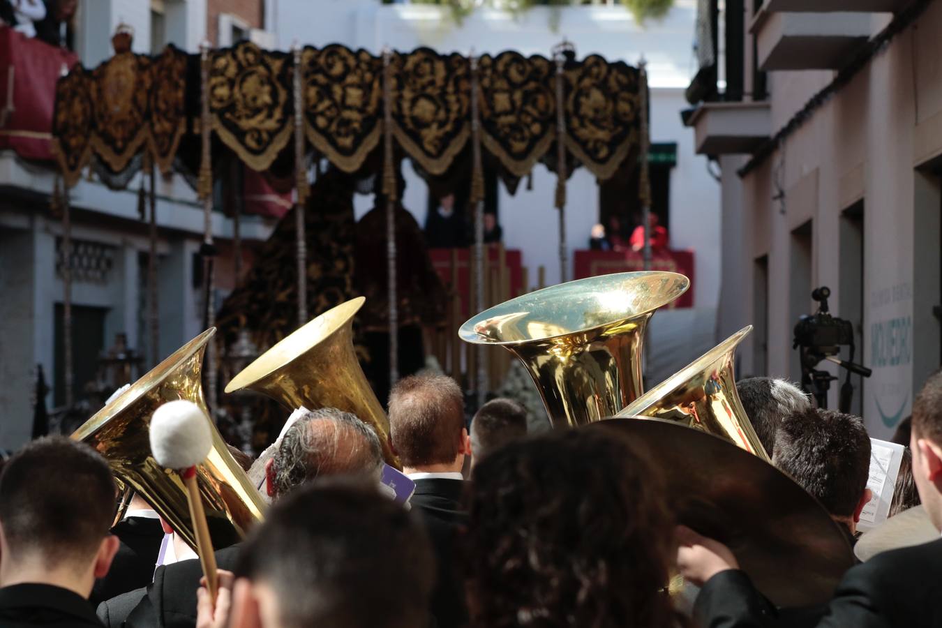 En fotos, la hermandad de Jesús Despojado desborda el Molviedro en la Semana Santa de Sevilla 2018