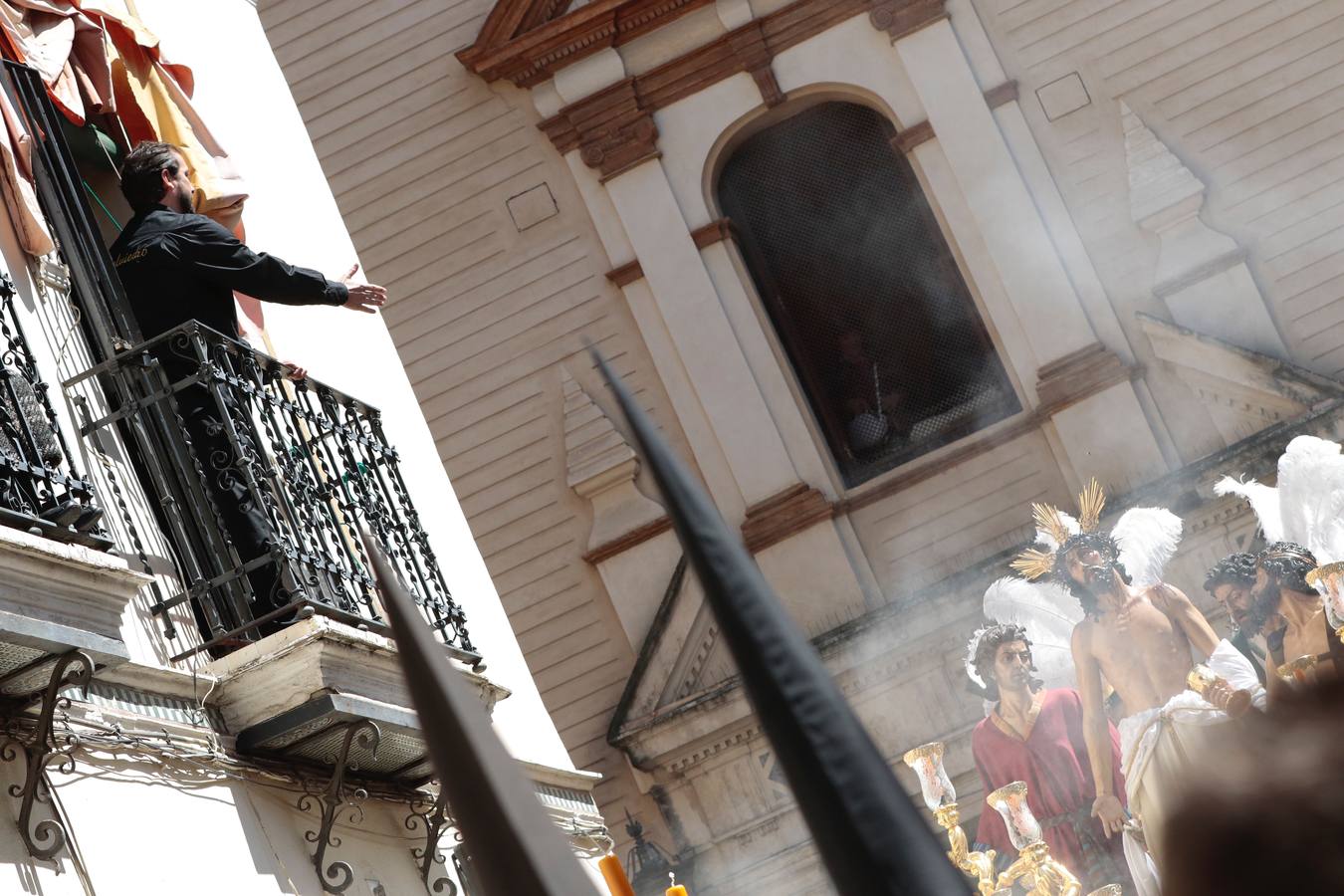 En fotos, la hermandad de Jesús Despojado desborda el Molviedro en la Semana Santa de Sevilla 2018