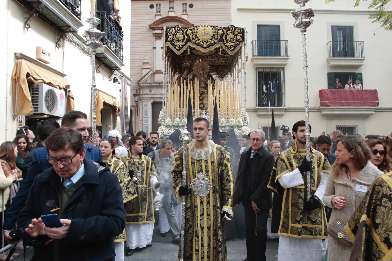 En fotos, la hermandad de Jesús Despojado desborda el Molviedro en la Semana Santa de Sevilla 2018
