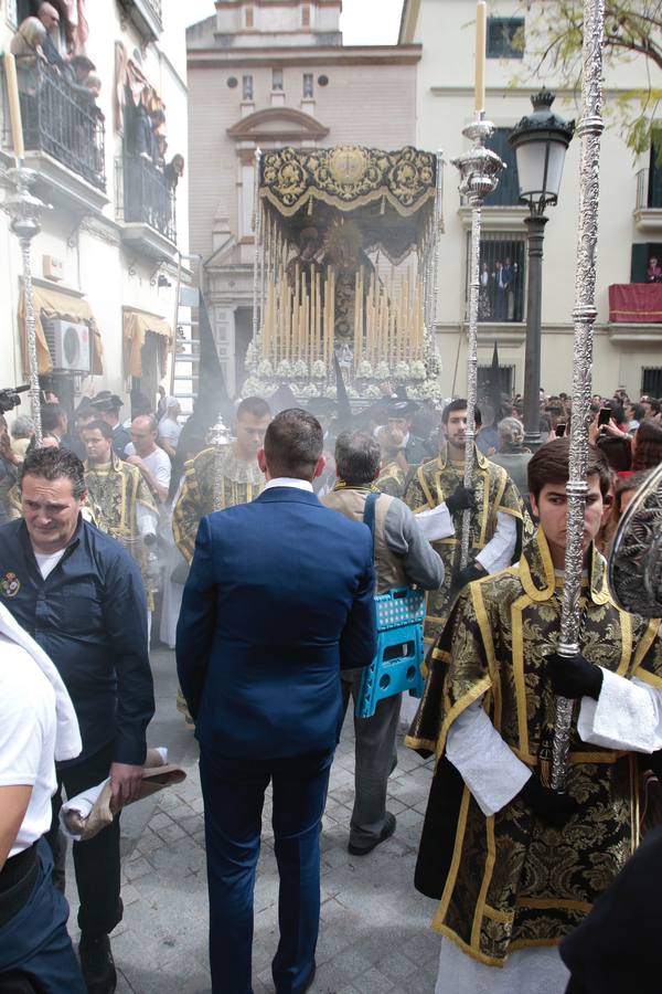 En fotos, la hermandad de Jesús Despojado desborda el Molviedro en la Semana Santa de Sevilla 2018