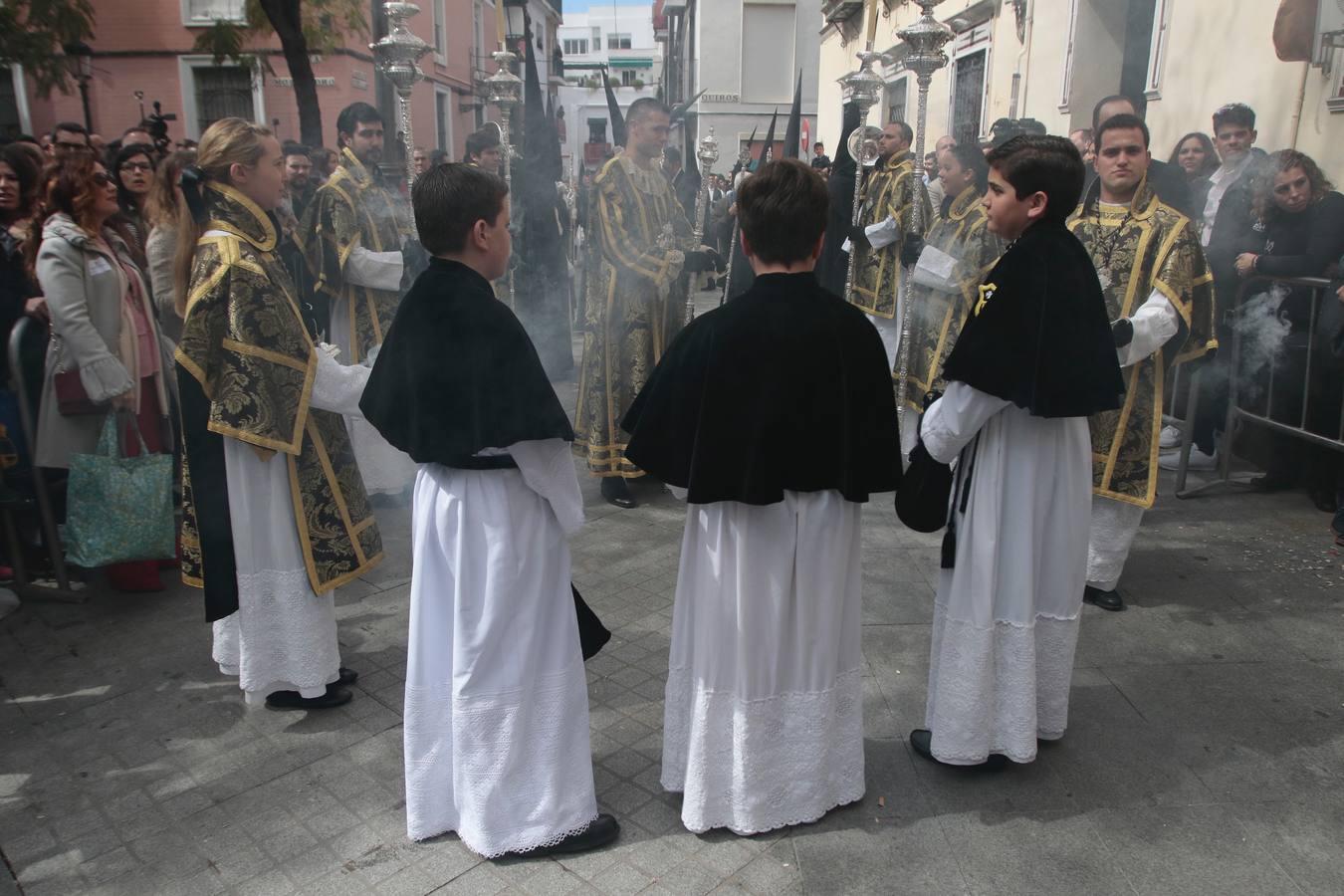 En fotos, la hermandad de Jesús Despojado desborda el Molviedro en la Semana Santa de Sevilla 2018