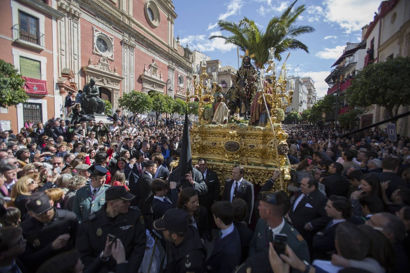 En fotos, La Borriquita abre el Domingo de Ramos en la Semana Santa de Sevilla 2018