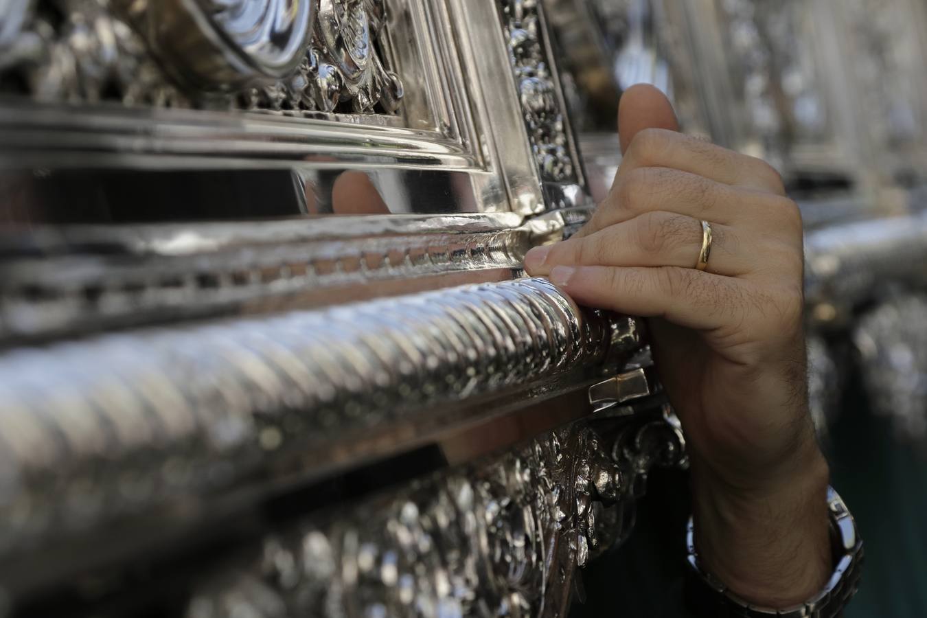 En fotos, el discurrir de la Hermandad de la Redención en el Lunes Santo de la Semana Santa Sevilla 2018