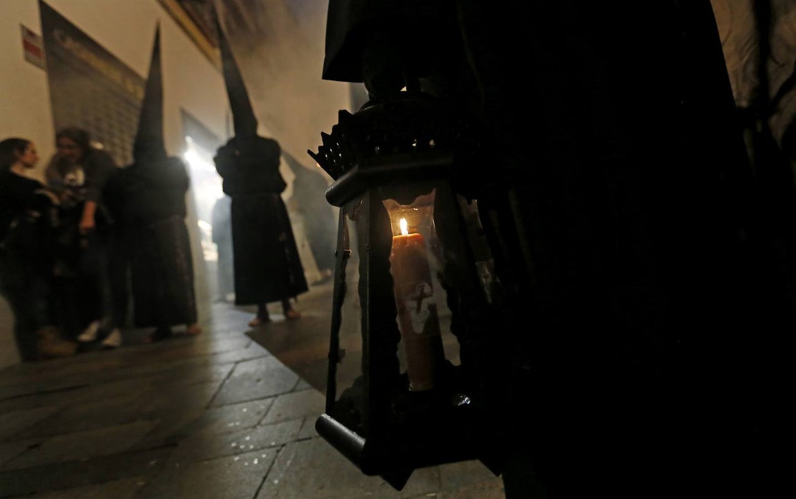 En fotos, el recogimiento del Via Crucis por las calles de Córdoba