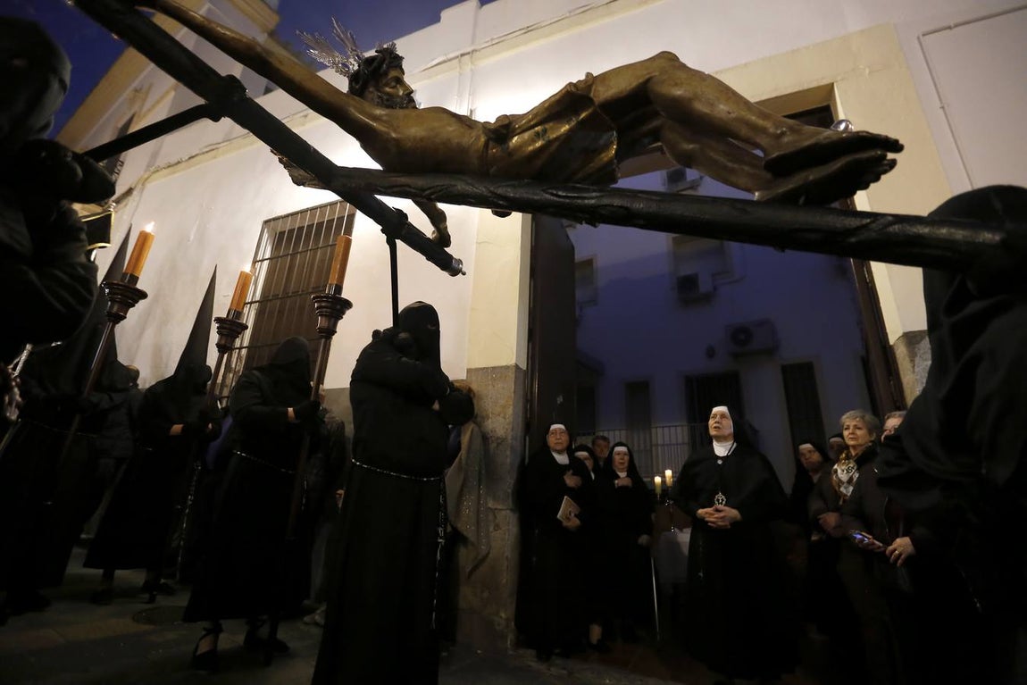 En fotos, el recogimiento del Via Crucis por las calles de Córdoba