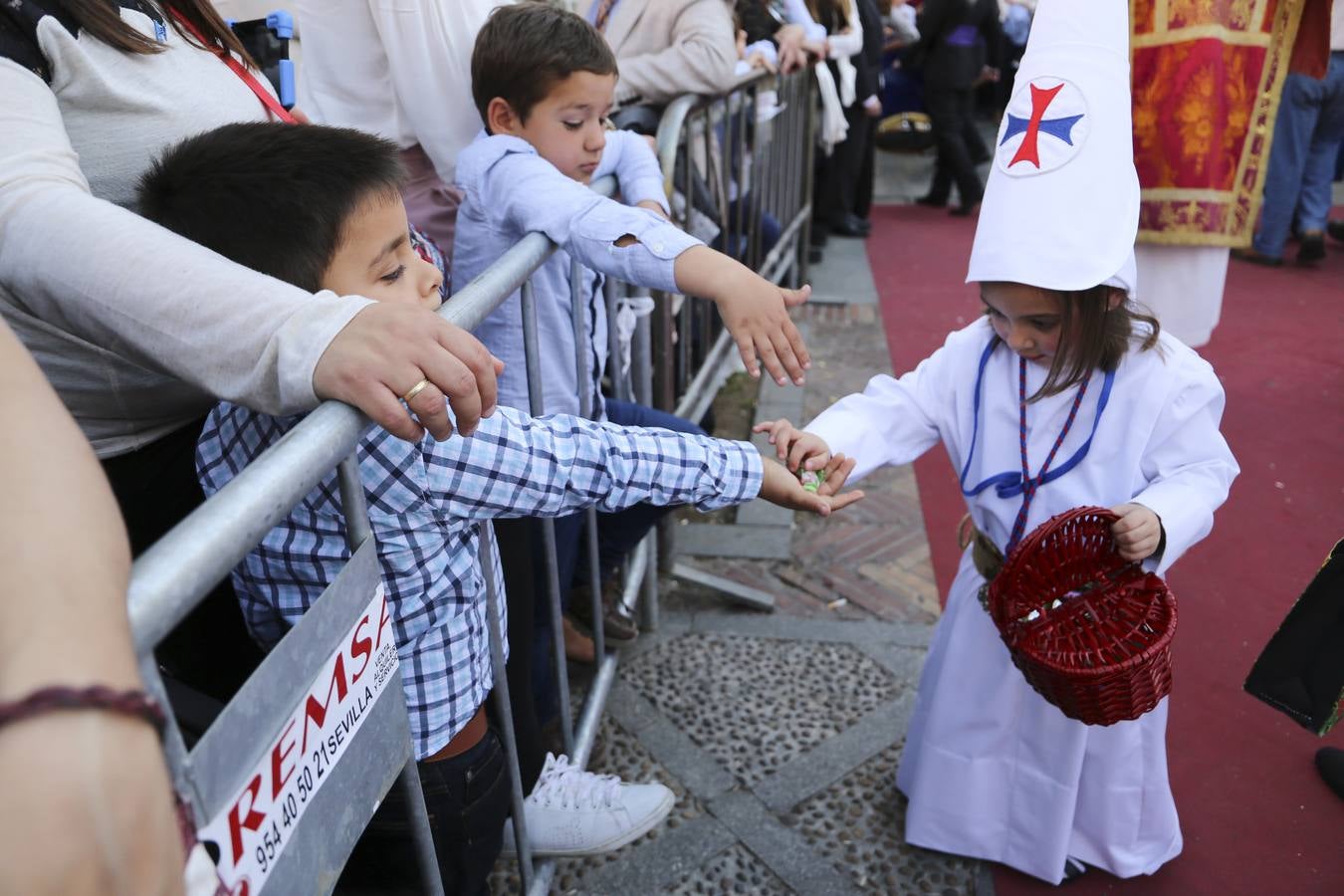 El Dulce Nombre al sol de Martes Santo en la Semana Santa de Sevilla 2018, en fotos
