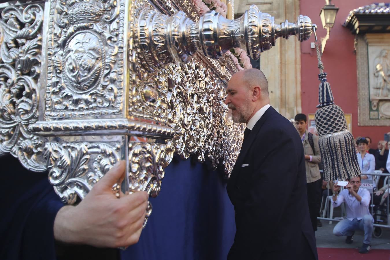 El Dulce Nombre al sol de Martes Santo en la Semana Santa de Sevilla 2018, en fotos