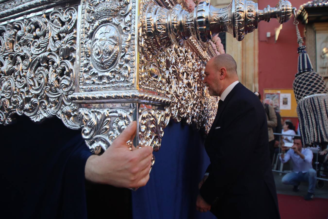 El Dulce Nombre al sol de Martes Santo en la Semana Santa de Sevilla 2018, en fotos