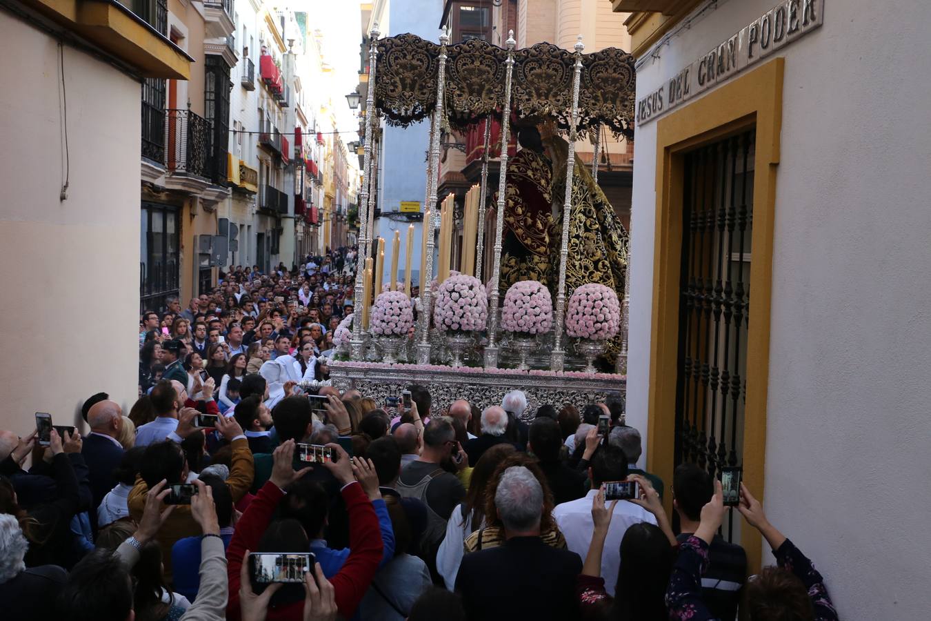El Dulce Nombre al sol de Martes Santo en la Semana Santa de Sevilla 2018, en fotos