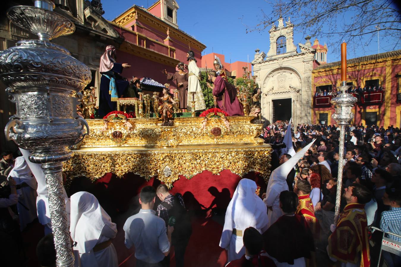 El Dulce Nombre al sol de Martes Santo en la Semana Santa de Sevilla 2018, en fotos