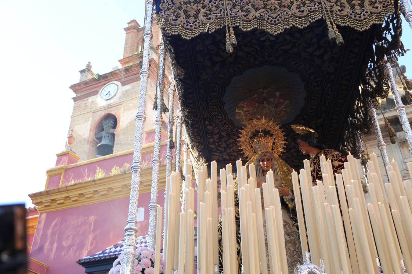 El Dulce Nombre al sol de Martes Santo en la Semana Santa de Sevilla 2018, en fotos