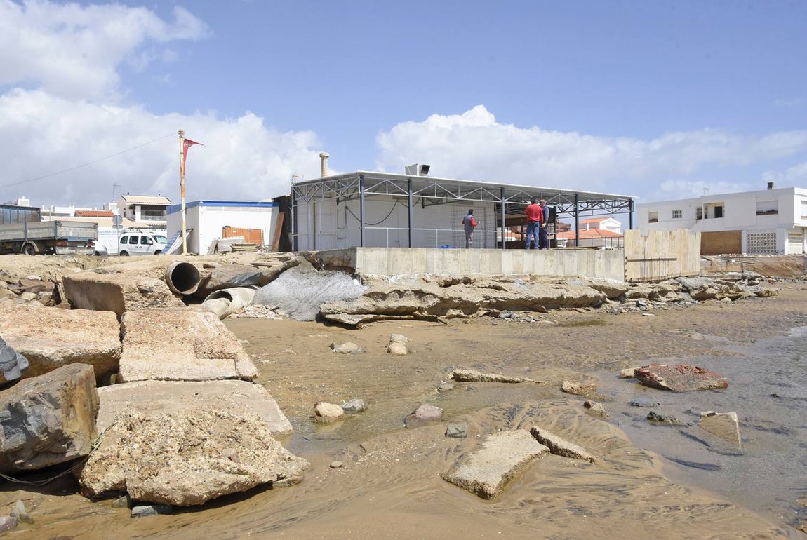 Los trabajos de reparación y el estado de las playas de La Antilla, en imágenes