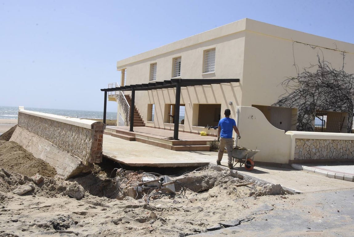 Los trabajos de reparación y el estado de las playas de La Antilla, en imágenes