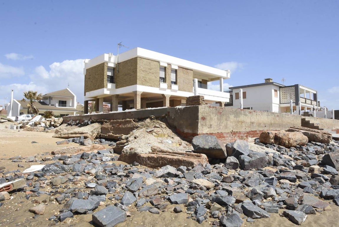 Los trabajos de reparación y el estado de las playas de La Antilla, en imágenes