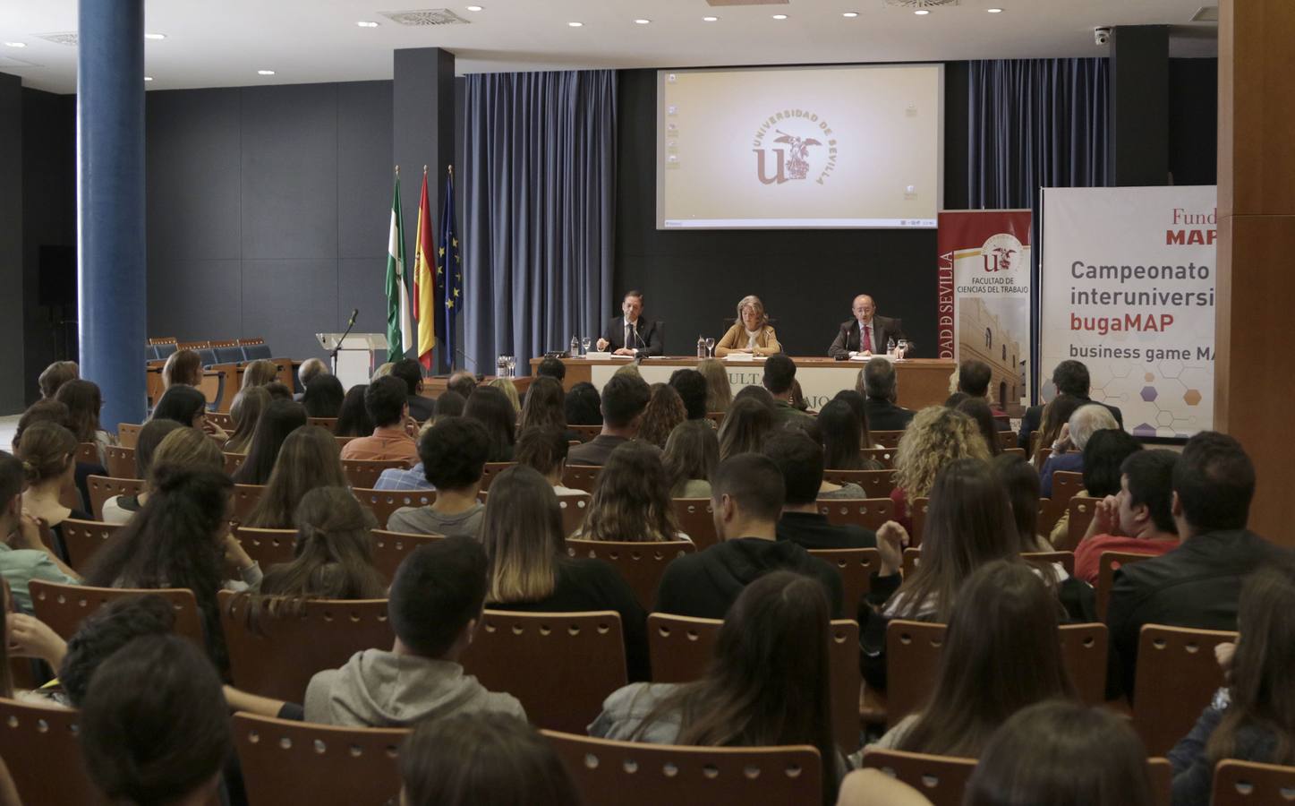 La Infanta Elena, en la entrega de premios del I Campeonato Interuniversitario de bugaMAP en Sevilla