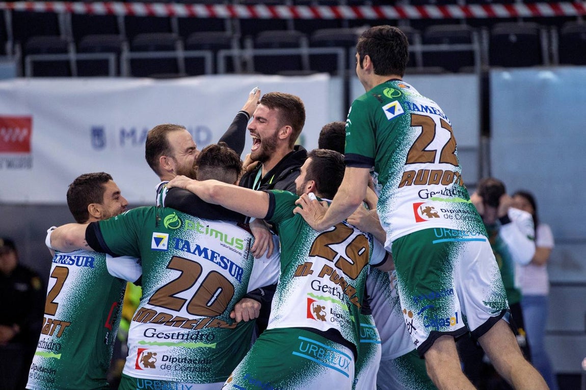 Proeza en la tanda de siete metros. El Ángel Ximénez se ha clasificado para las semifinales de la Copa del Rey tras ganar al Granollers (29-31)