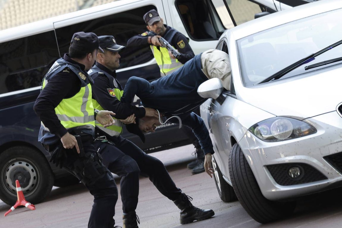 Espectacular exhibición de las unidades especiales de la Policía Nacional