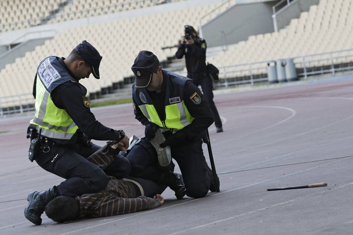 Espectacular exhibición de las unidades especiales de la Policía Nacional