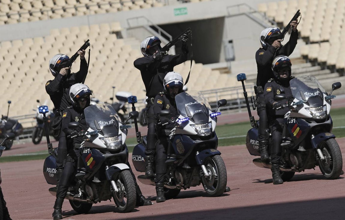 Espectacular exhibición de las unidades especiales de la Policía Nacional