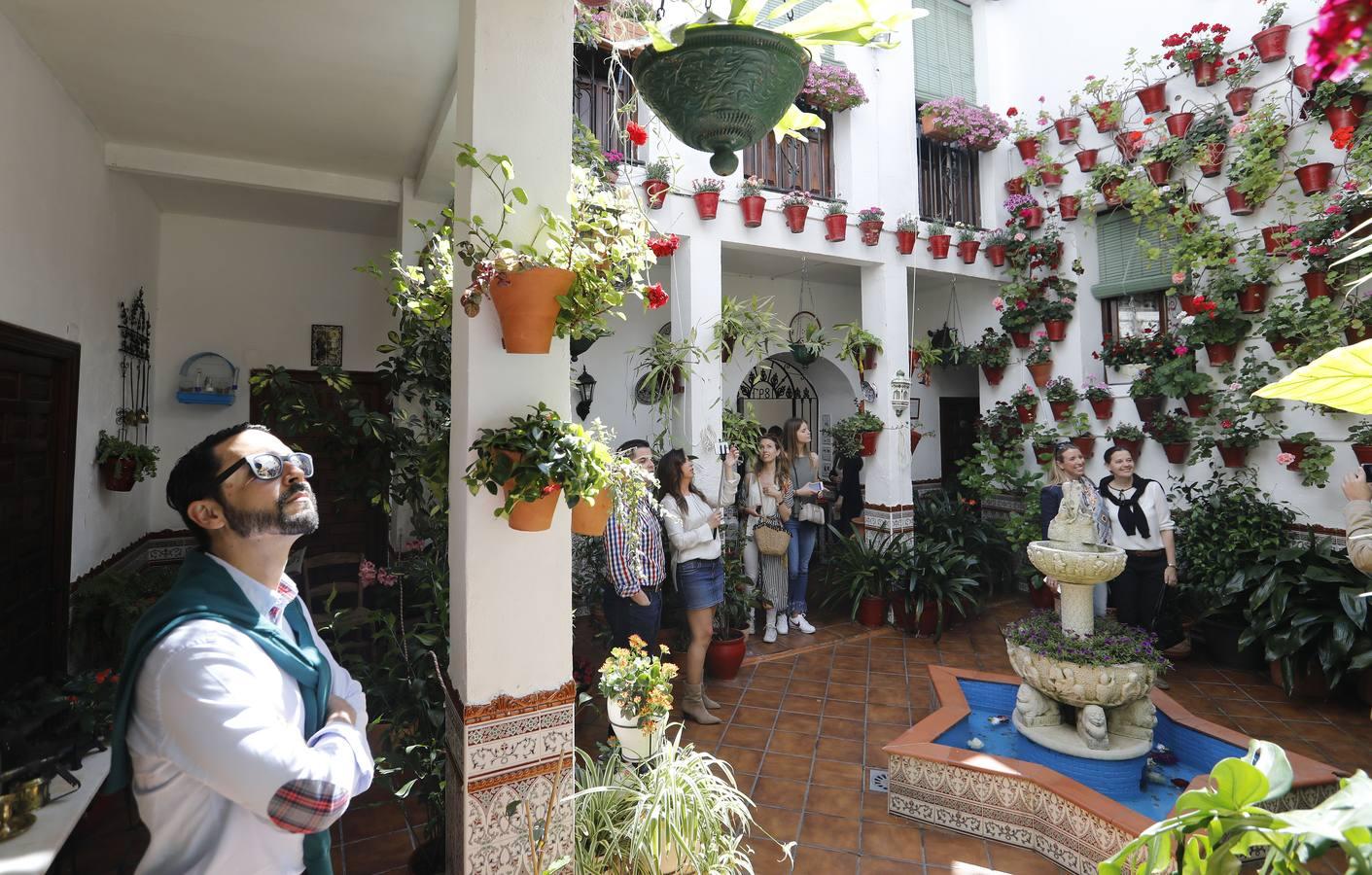 Las colas del primer fin de semana de los Patios de Córdoba de 2018, en imágenes