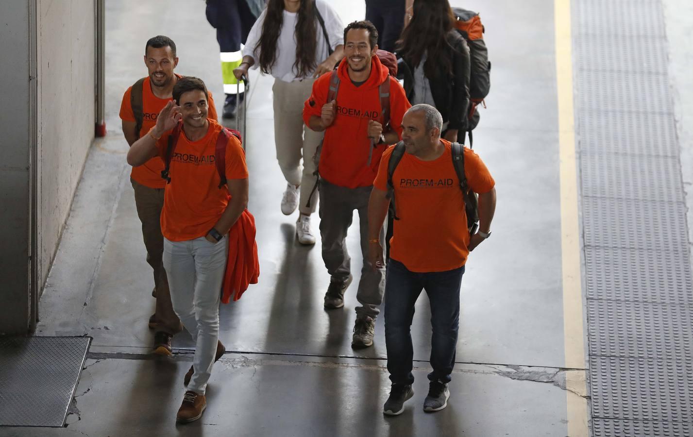 Llegan como héroes a Santa Justa los bomberos sevillanos detenidos en Lesbos