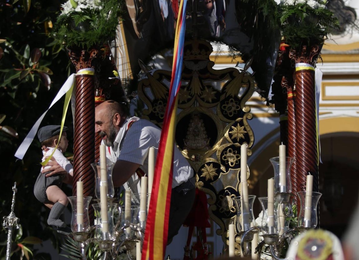 El Rocío 2018 en imágenes: Salida de la Hermandad Castrense de Sevilla
