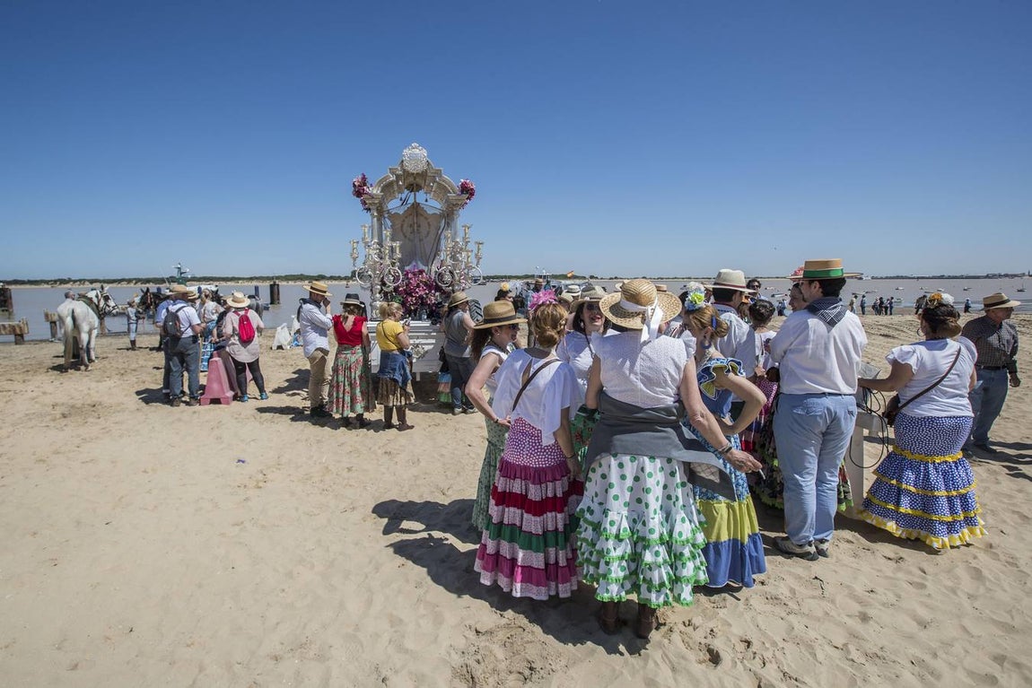 El Rocío 2018 en imágenes: paso por Sanlúcar de Barrameda
