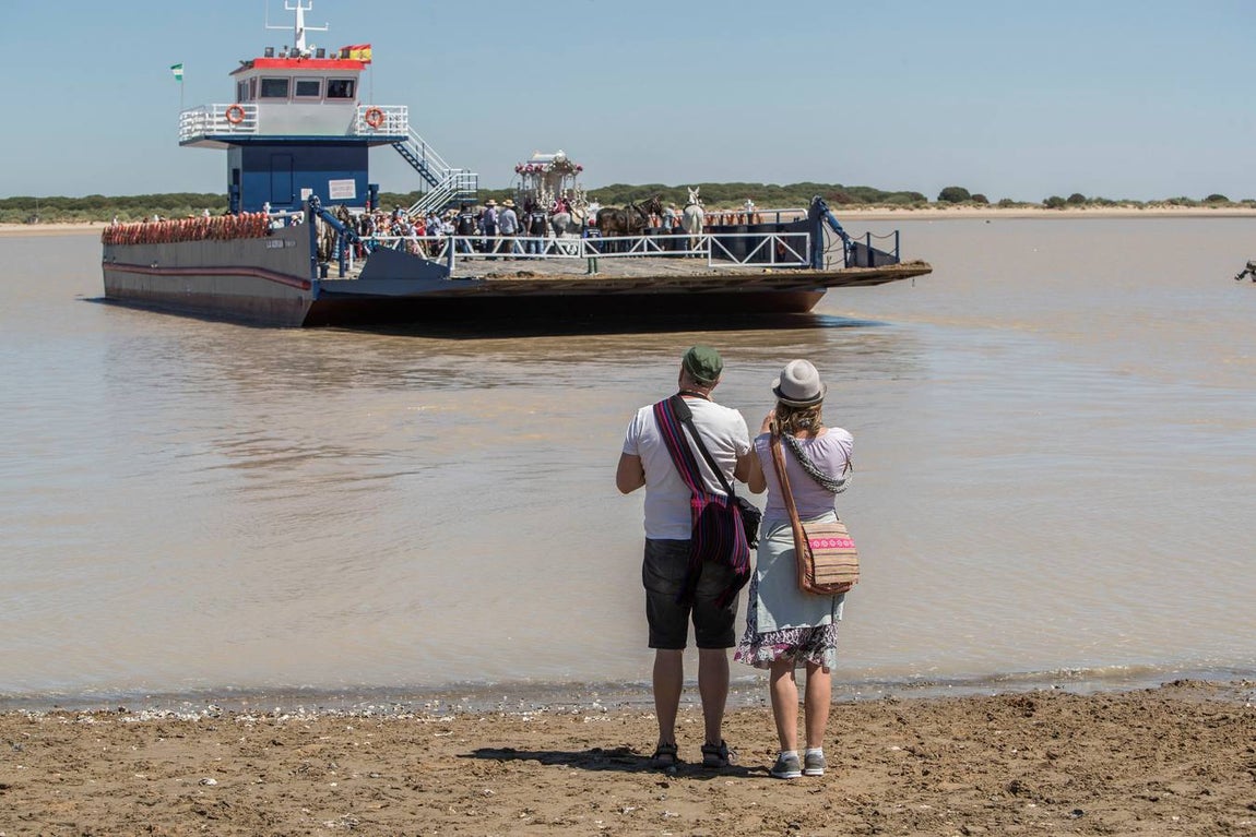 El Rocío 2018 en imágenes: paso por Sanlúcar de Barrameda