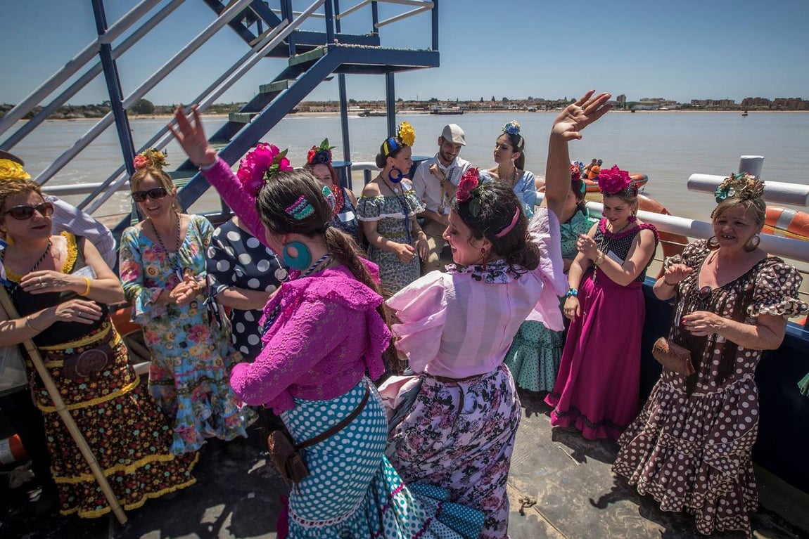 El Rocío 2018 en imágenes: paso por Sanlúcar de Barrameda