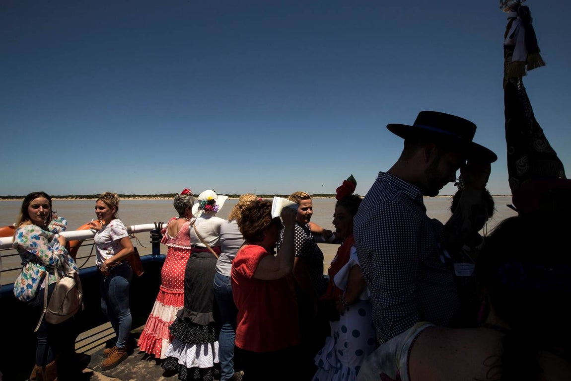 El Rocío 2018 en imágenes: paso por Sanlúcar de Barrameda