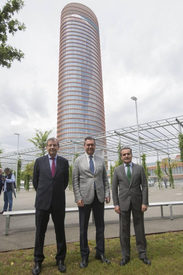 La obra del parque, sufragada por Caixabank con una inversión de 3,8 millones, ha sido inaugurada por el director territorial de esta entidad financiera en Andalucía Occidental, Rafael Herrador, y por el alcalde, Juan Espadas