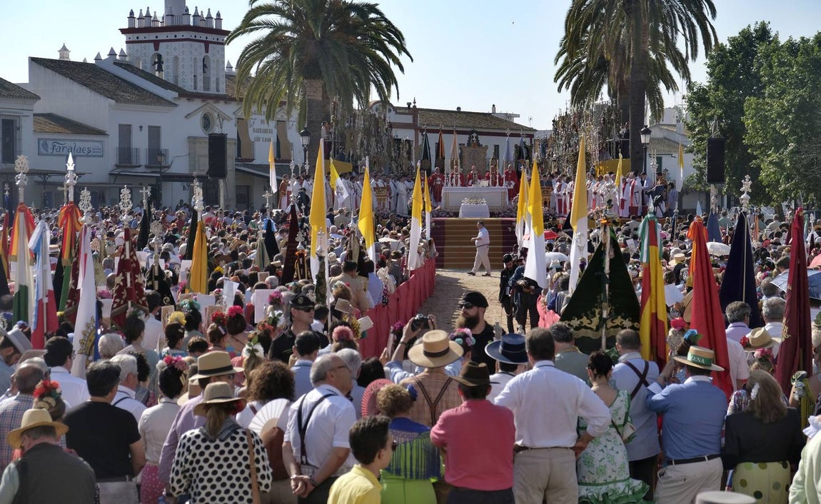 El Rocío 2018: Domingo de devoción y lluvia en la aldea