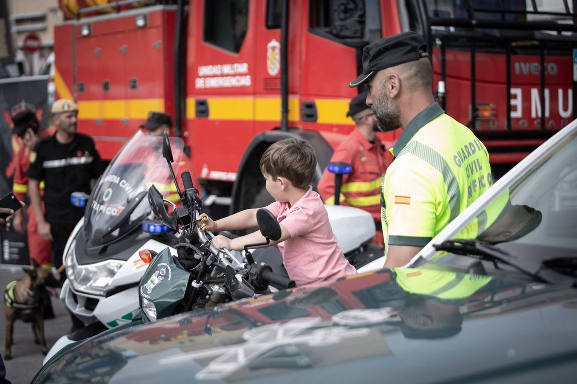 Jornada de convivencia entre las Fuerzas Armadas y niños ingresados en el Hospital Virgen del Rocío de Sevilla