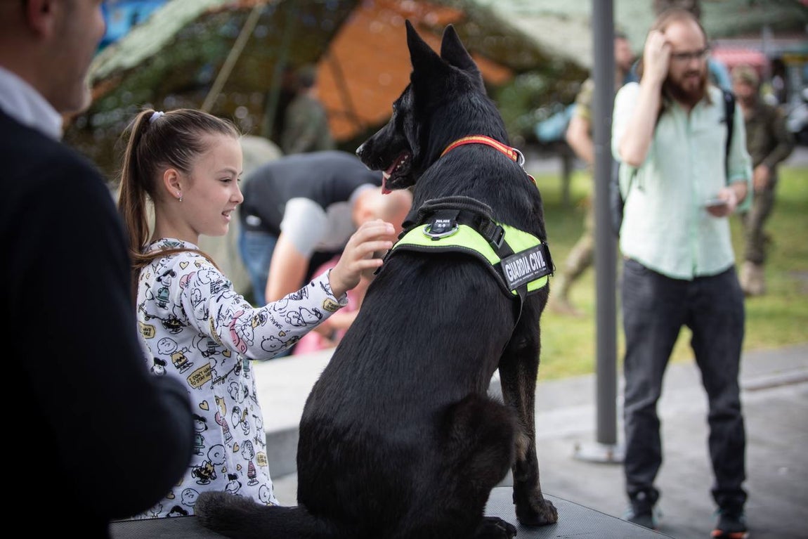 Jornada de convivencia entre las Fuerzas Armadas y niños ingresados en el Hospital Virgen del Rocío de Sevilla