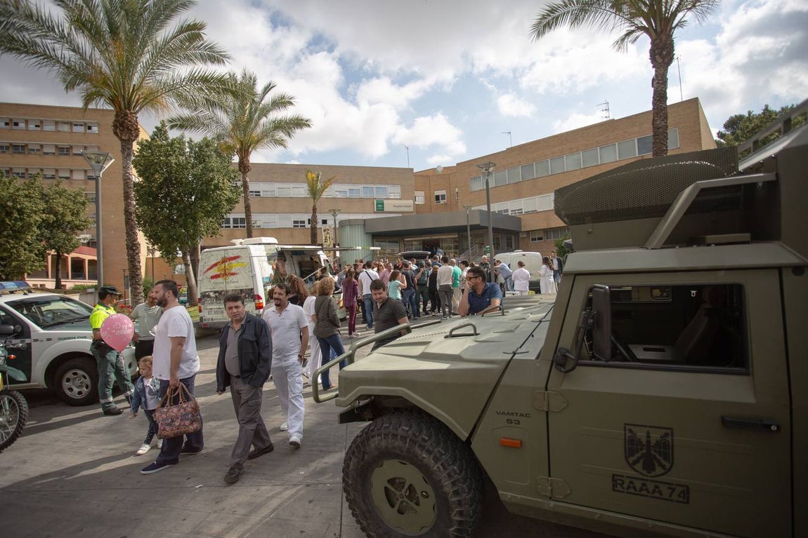 Jornada de convivencia entre las Fuerzas Armadas y niños ingresados en el Hospital Virgen del Rocío de Sevilla