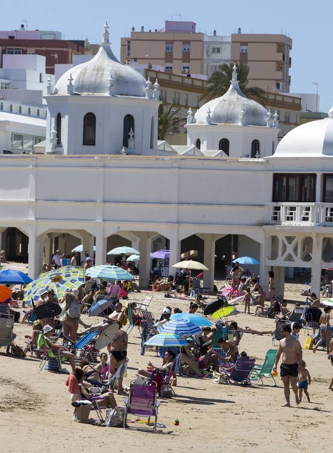Las playas de Cádiz, llenas el primer fin de semana veraniego