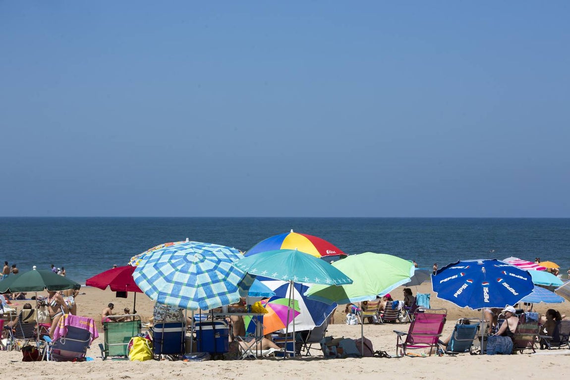 Las playas de Cádiz, llenas el primer fin de semana veraniego