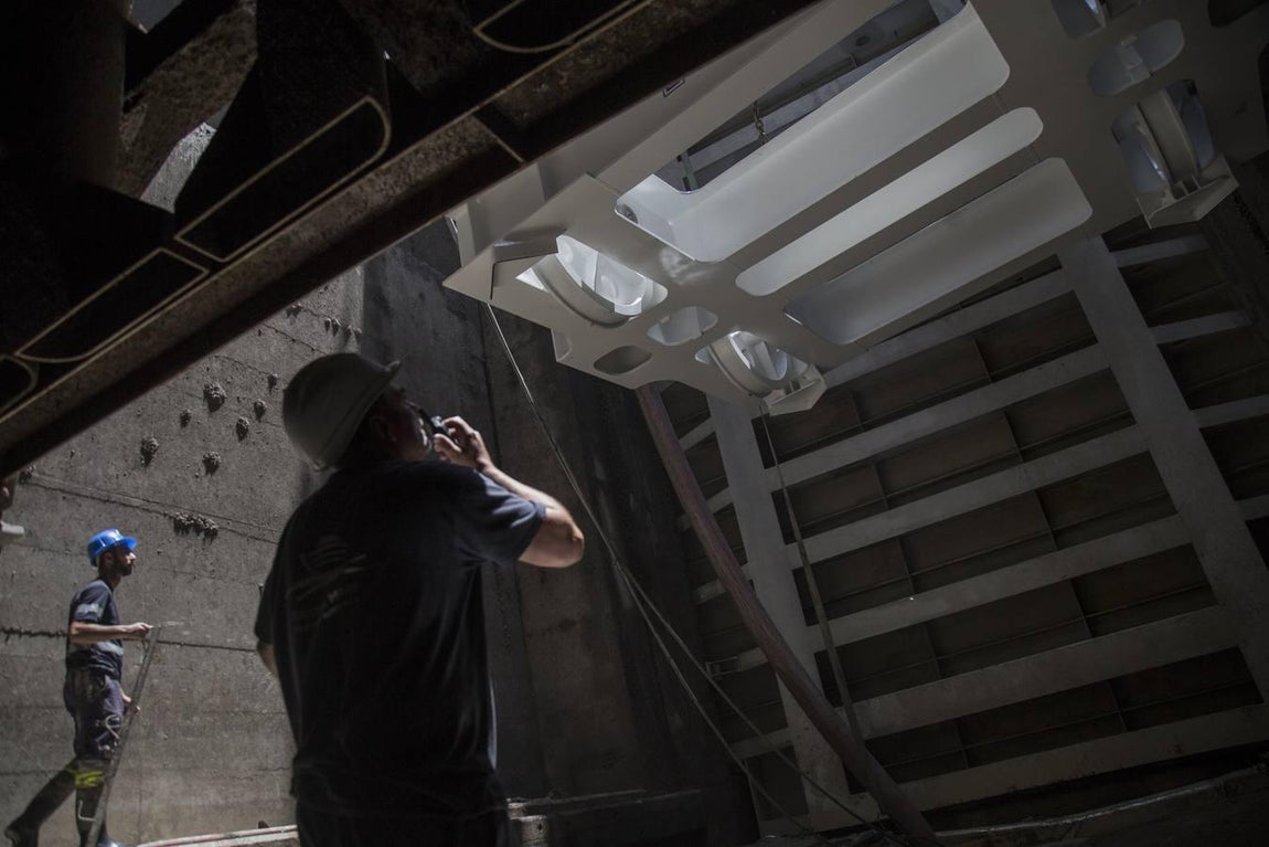 En las tripas de la gran esclusa del Guadalquivir