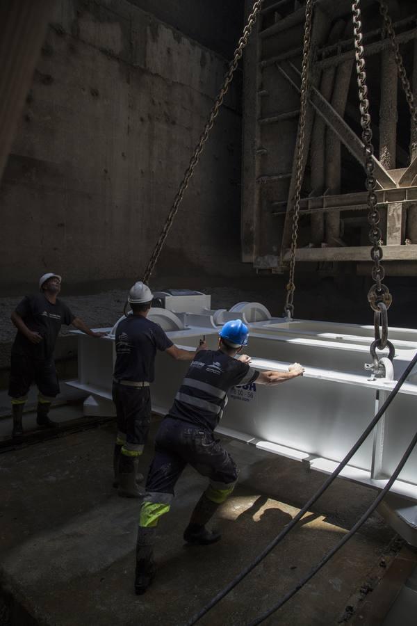 En las tripas de la gran esclusa del Guadalquivir