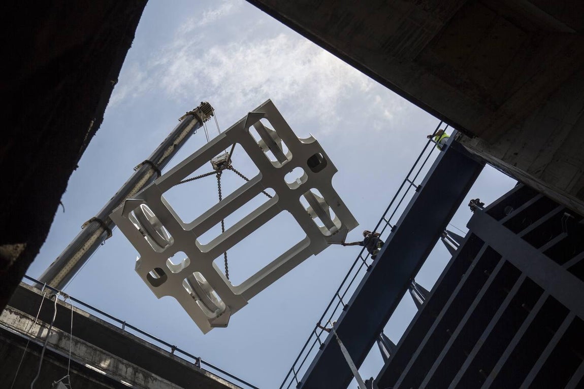 En las tripas de la gran esclusa del Guadalquivir