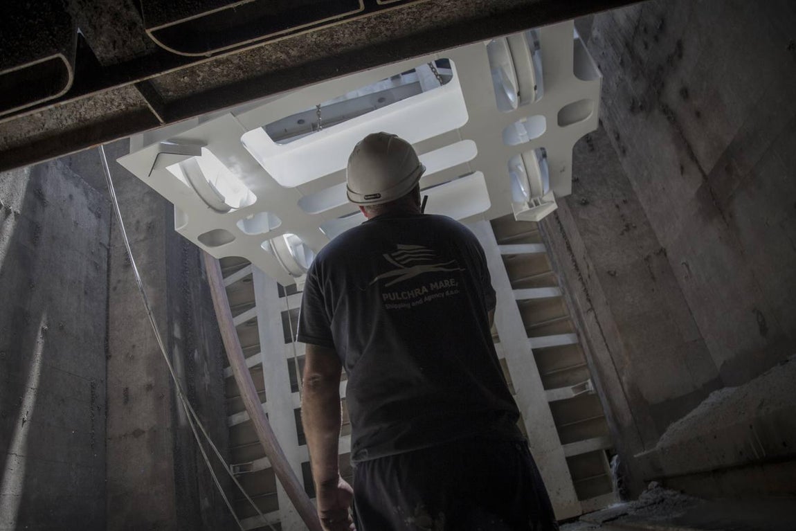 En las tripas de la gran esclusa del Guadalquivir