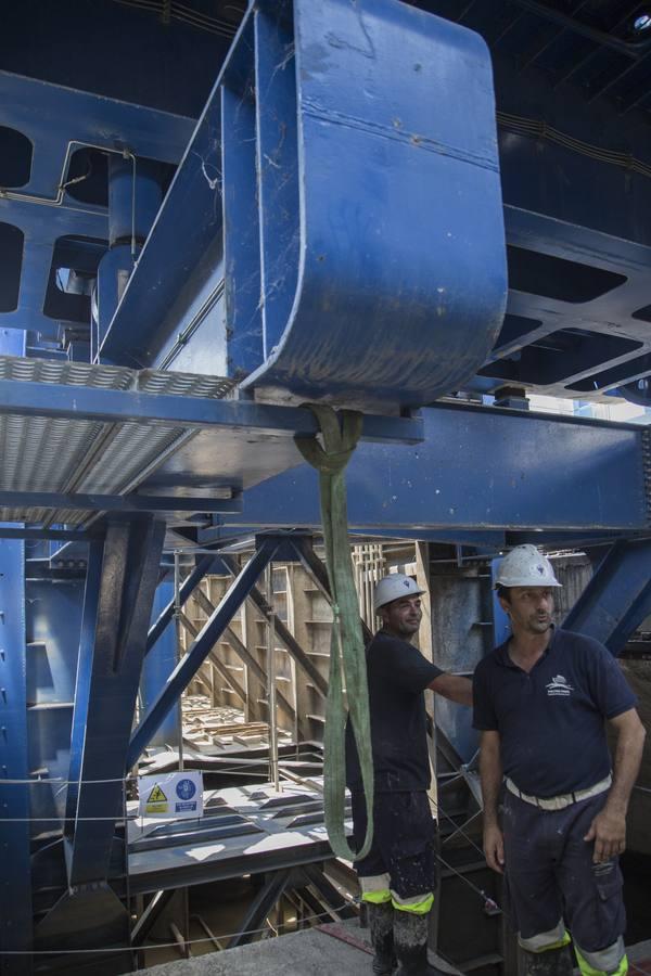 En las tripas de la gran esclusa del Guadalquivir