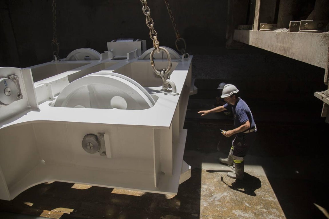 En las tripas de la gran esclusa del Guadalquivir