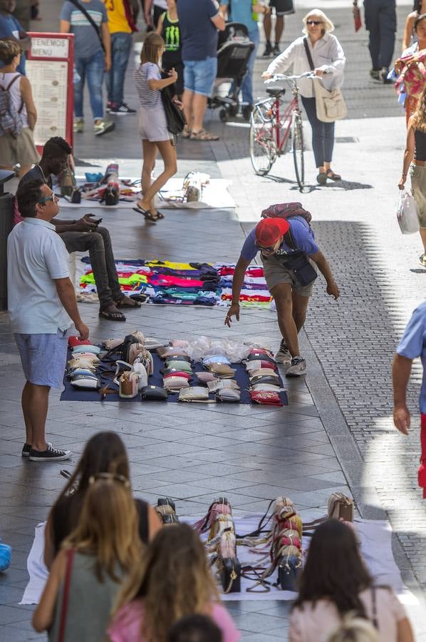 En imágenes, la calle Tetuán de Sevilla invadida por los manteros