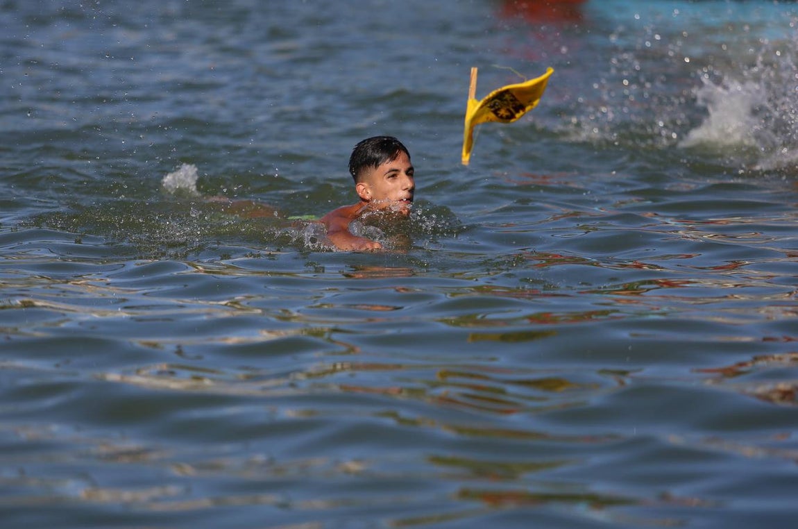 La tradicional cucaña de la Velá de Triana, en imágenes