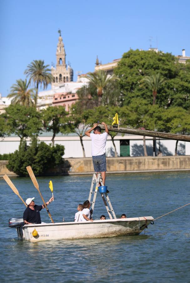 La tradicional cucaña de la Velá de Triana, en imágenes
